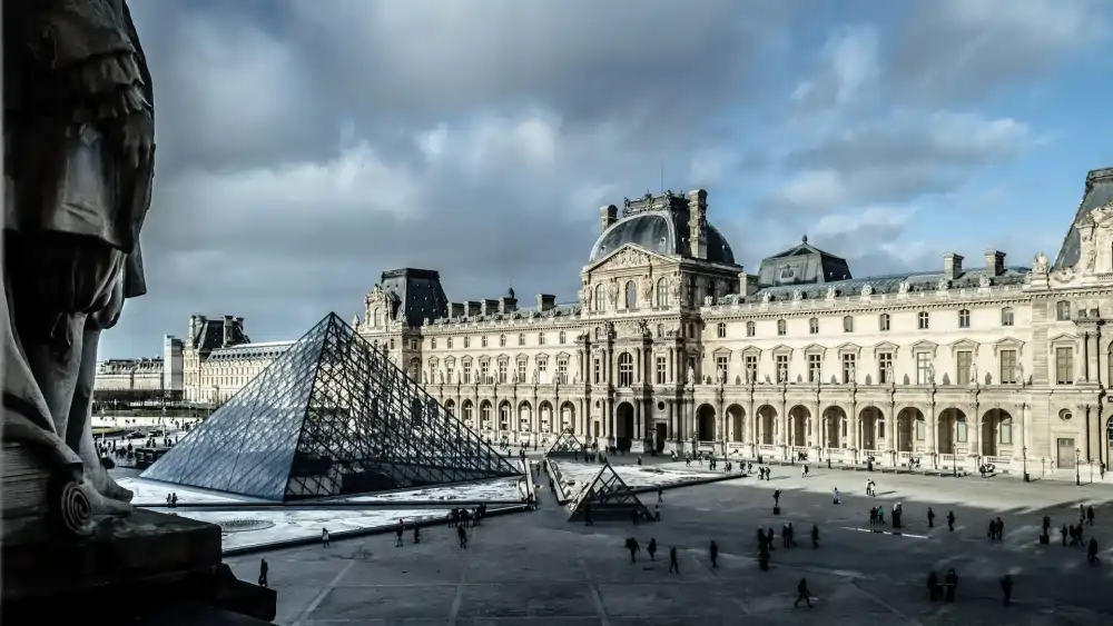 El Louvre: un museo fascinante que guarda siglos de historia y arte