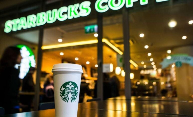 Starbucks cerrará tiendas poco rentables y recortará 900 empleos en EE. UU.