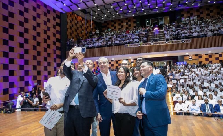 Presidente Abinader encabeza graduación de 5,000 jóvenes del programa Talento Digital, impulsando el capital humano que demanda el mercado laboral