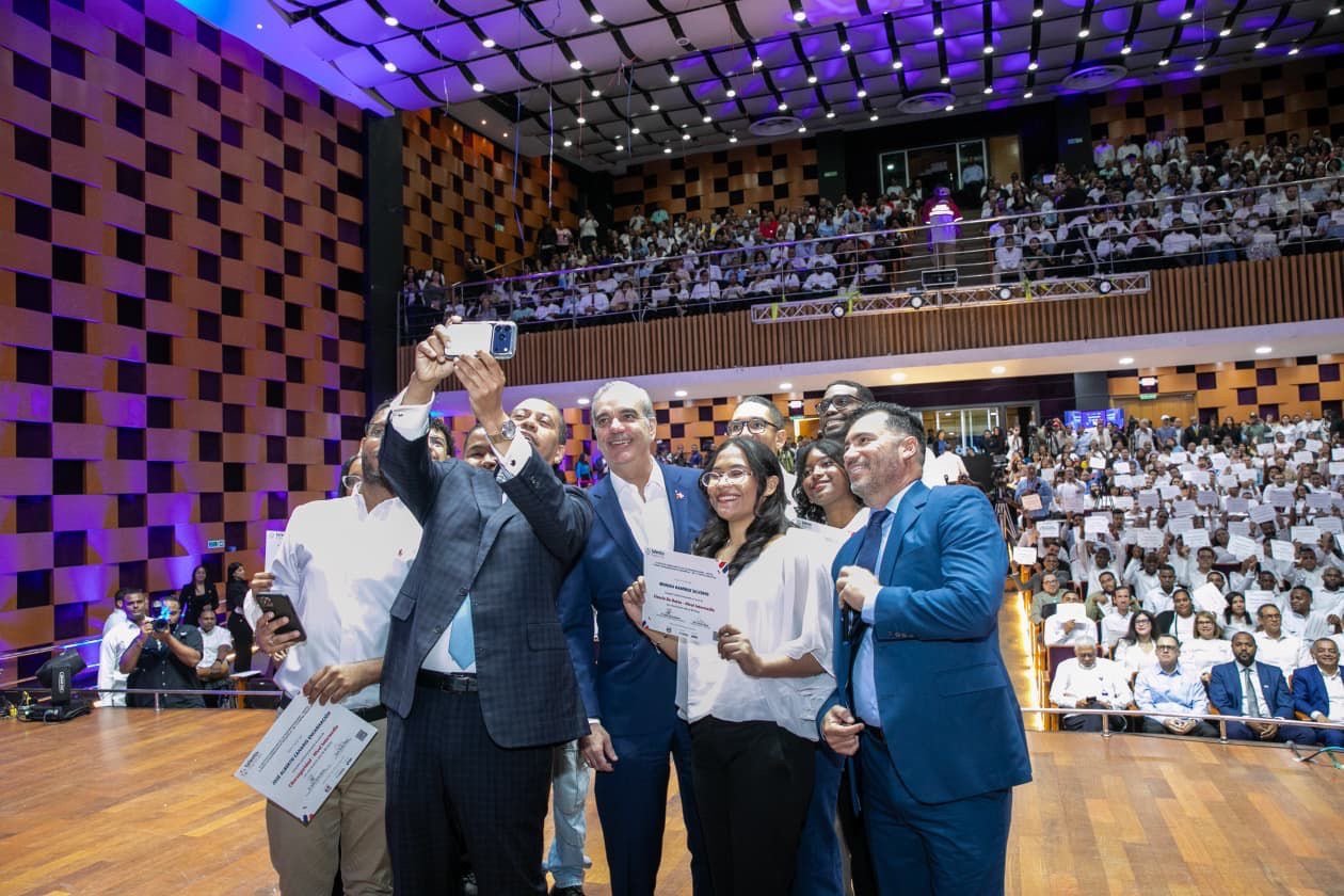 Presidente Abinader encabeza graduación de 5,000 jóvenes del programa Talento Digital, impulsando el capital humano que demanda el mercado laboral