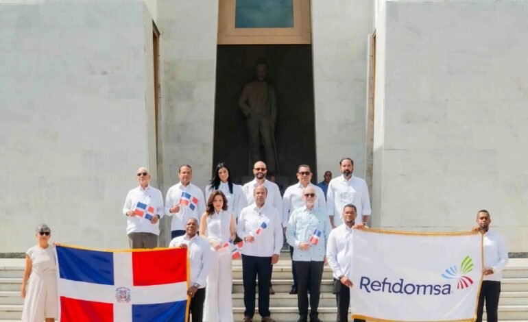 Refidomsa deposita ofrenda floral en el Altar de la Patria por el Mes de la Patria