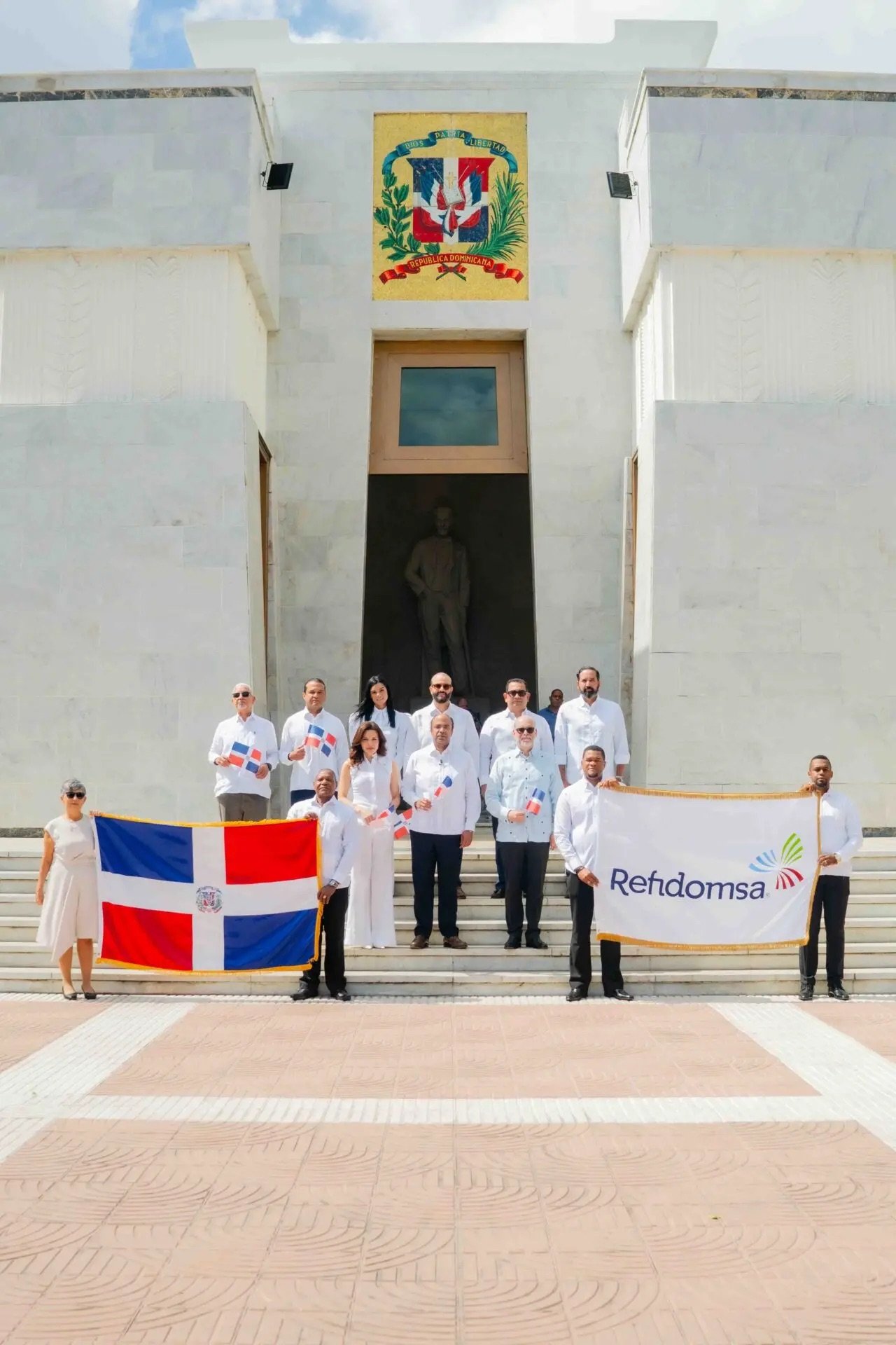 Refidomsa deposita ofrenda floral en el Altar de la Patria por el Mes de la Patria
