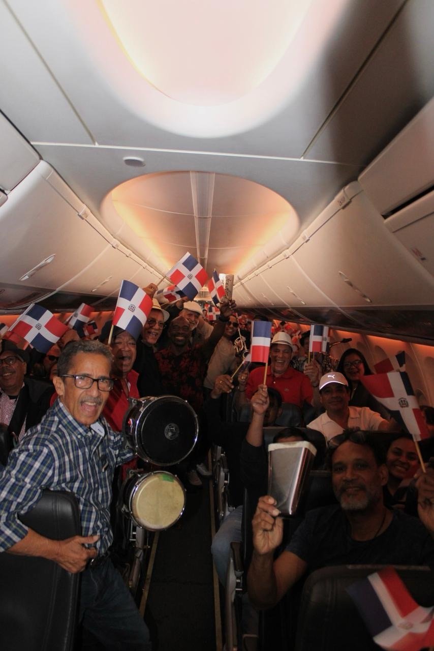 Arajet eleva la dominicanidad celebrando la Independencia Nacional a más de 30 mil pies de altura