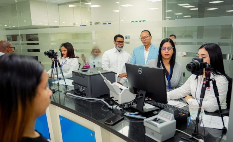 Pasaportes extiende a dos años el plazo para renovación al pasaporte electrónico e inicia servicios en oficina de Megacentro