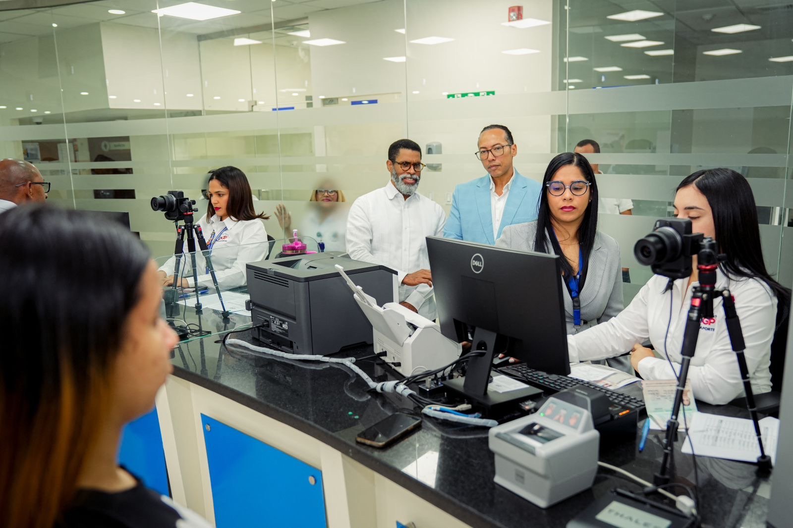 Pasaportes extiende a dos años el plazo para renovación al pasaporte electrónico e inicia servicios en oficina de Megacentro