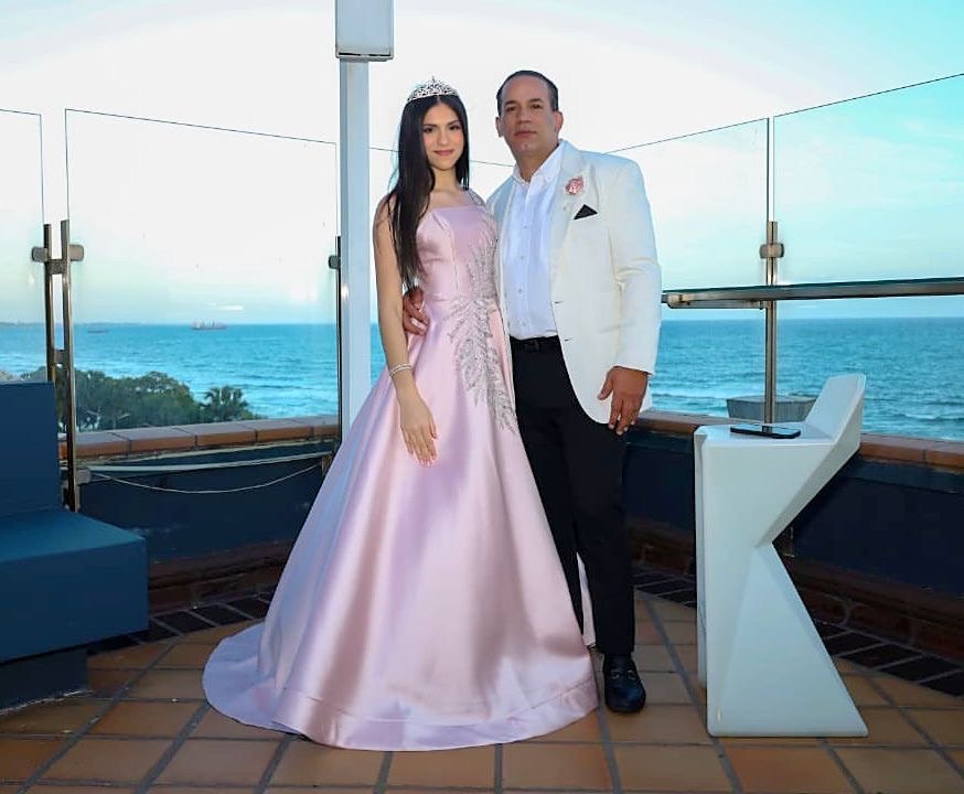 Rubí López Collado, hija del prestigioso abogado Emilio López, celebra sus 15 años con una noche inolvidable llena de música y emociones