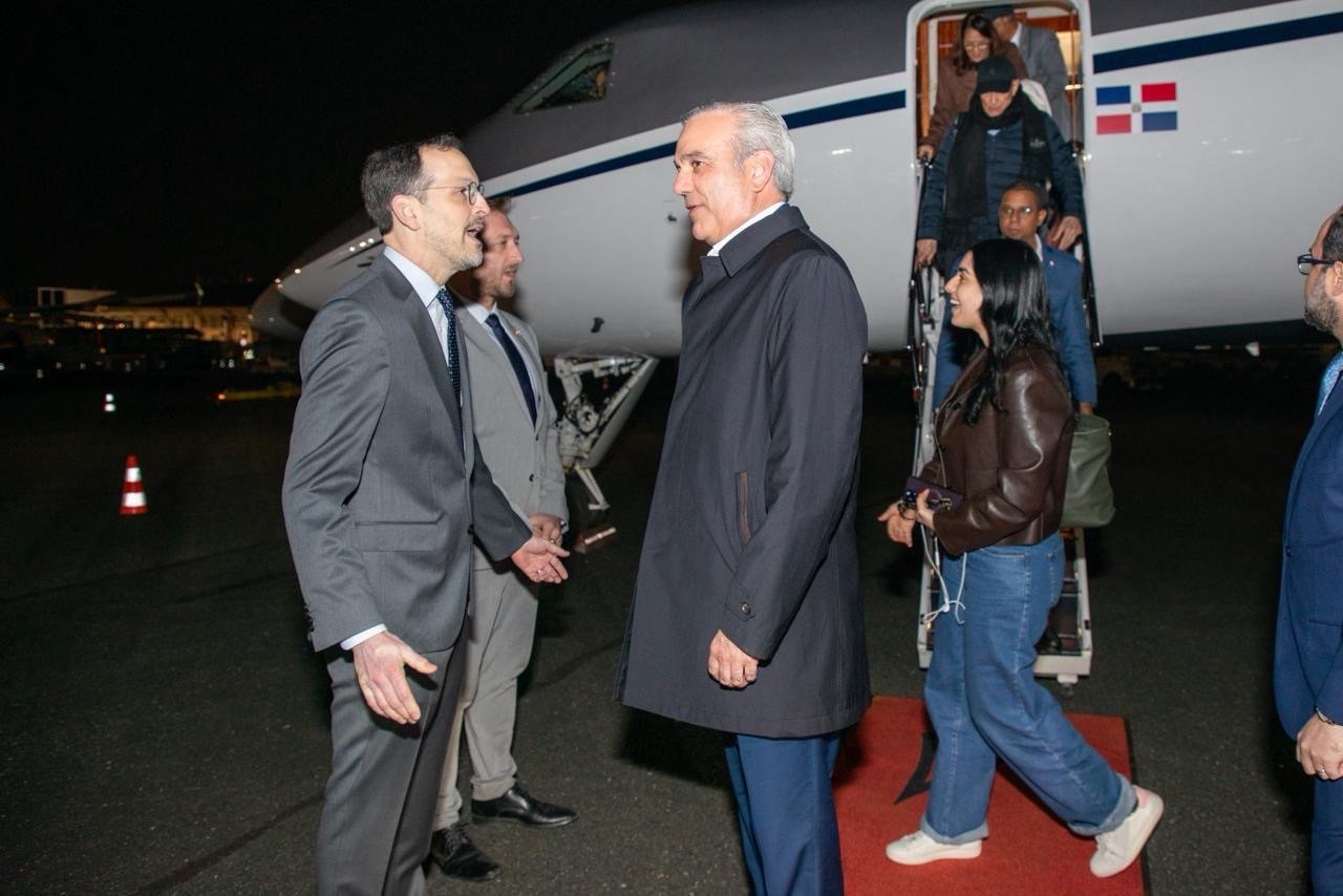 Presidente Abinader llega a París donde se reunirá con su homólogo Emmanuel Macron y participará en Foro Global Anticorrupción e Integridad