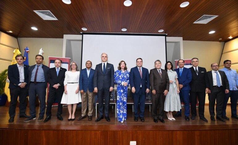 El ministro Yayo Sanz Lovatón encabeza la presentación del informe sobre el entorno para las industrias de semiconductores elaborado por el MICM y la OCDE