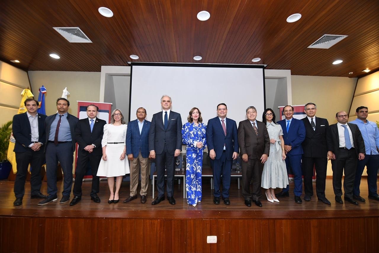 El ministro Yayo Sanz Lovatón encabeza la presentación del informe sobre el entorno para las industrias de semiconductores elaborado por el MICM y la OCDE