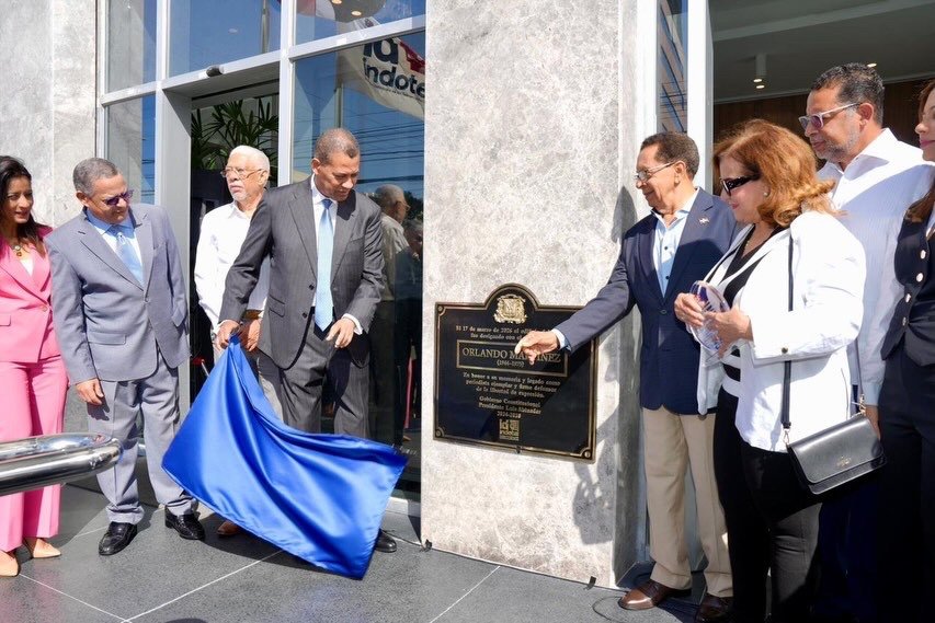 Abinader designa edificio Indotel con el nombre del periodista Orlando Martínez Howley