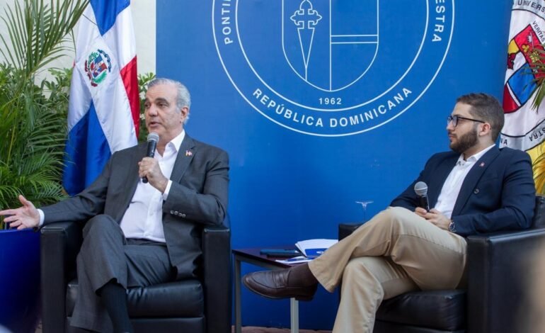 Presidente Abinader conversa con estudiantes universitarios sobre educación, liderazgo y servicio público como pilares del desarrollo