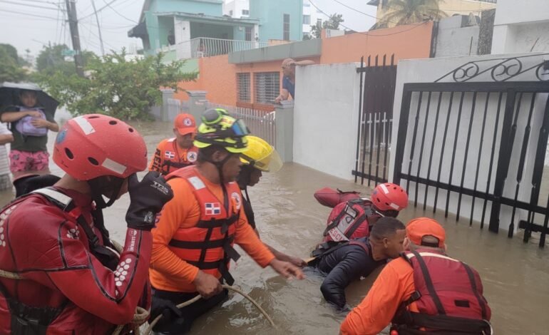Defensa Civil atiende situaciones provocadas por las lluvias desde este martes