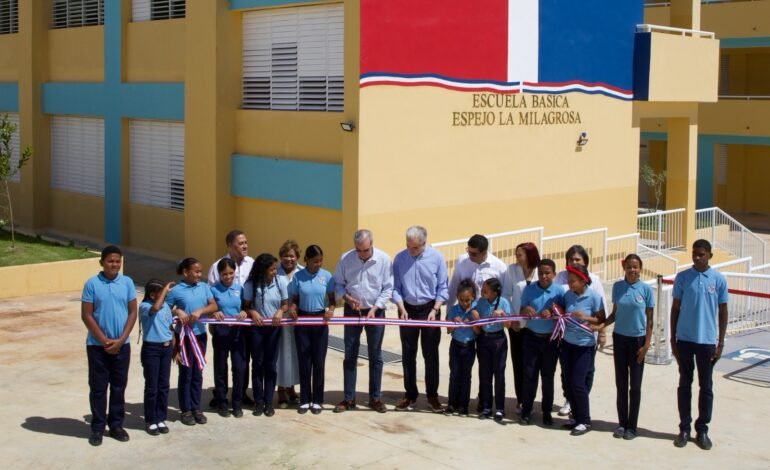 Gobierno inaugura centro educativo en Santo Domingo Este con capacidad para 840 estudiantes