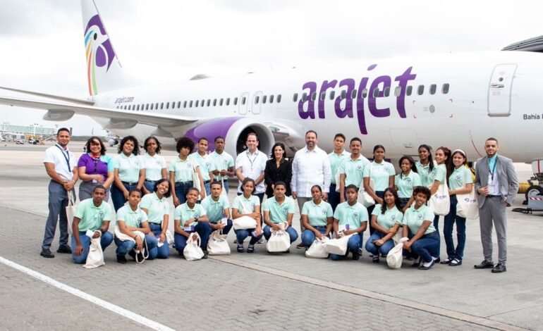 Arajet y el Aeropuerto de Punta Cana realizan primera edición de “Piloto por un Día” con jóvenes estudiantes en Punta Cana