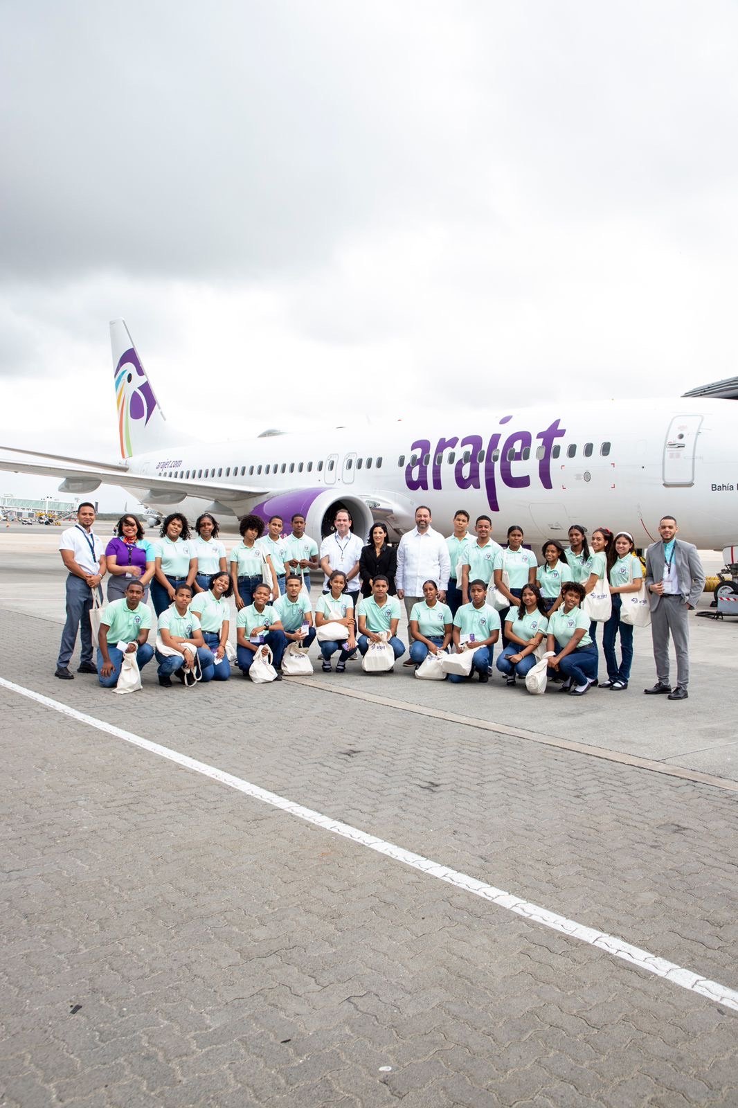 Arajet y el Aeropuerto de Punta Cana realizan primera edición de “Piloto por un Día” con jóvenes estudiantes en Punta Cana
