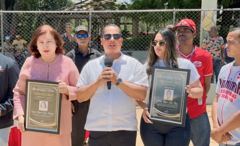 Dedican a Ángela Jáquez y reconocen personalidades en el torneo internacional de softball femenino en Santiago