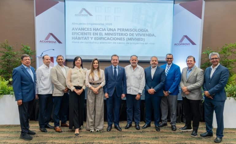 Ministro&nbsp;Ito&nbsp;Bisonó presenta en ACOPROVI avances de la modernización de la&nbsp;permisología; gremio valora el trabajo conjunto