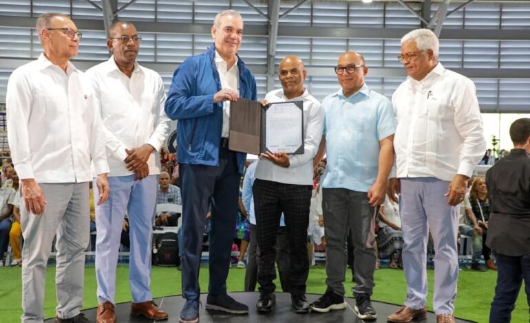 Presidente Abinader inicia la entrega de los primeros 2,000 de 8,000 títulos de propiedad de la parcela 1-B del sector Los Guandules, en Nuevo Domingo Savio