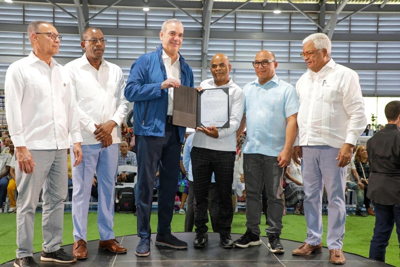 Presidente Abinader inicia la entrega de los primeros 2,000 de 8,000 títulos de propiedad de la parcela 1-B del sector Los Guandules, en Nuevo Domingo Savio