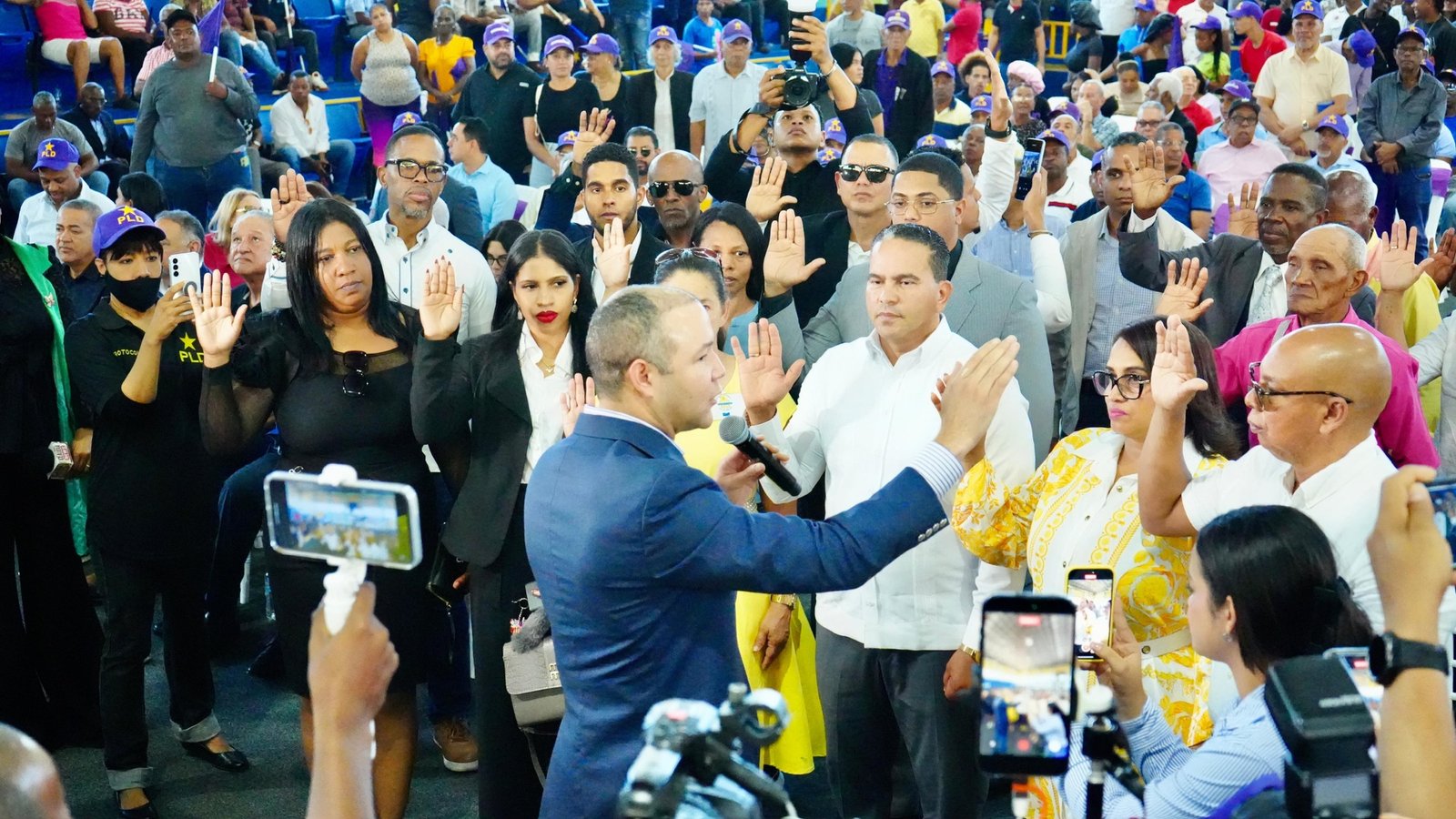 PLD juramenta multitudinario movimiento cristiano en acto en el DN