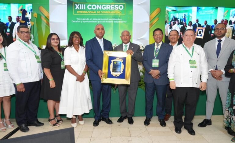 150 cooperativas de seis países reconocen la trayectoria del senador Julito Fulcar como líder del cooperativismo dominicano e internacional