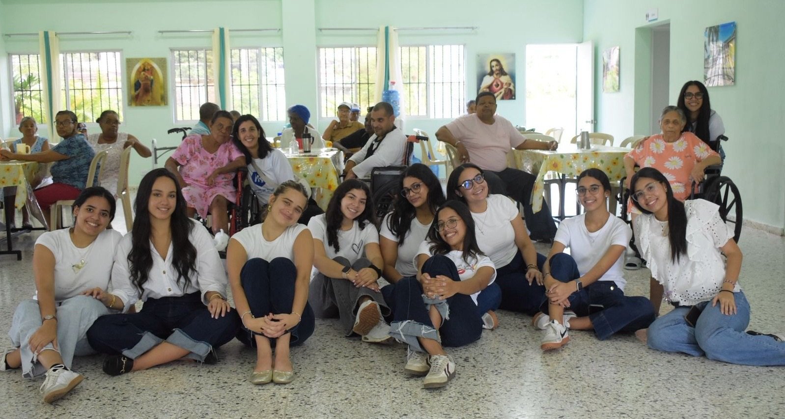 Fundación Héroes de la Salud y estudiantes de UNIBE llevan esperanza y acompañamiento emocional al Leprocomio de Nigua