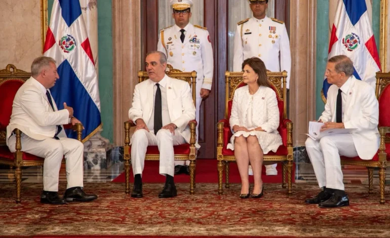 Abinader recibe cartas credenciales de nuevos embajadores acreditados ante el Gobierno dominicano