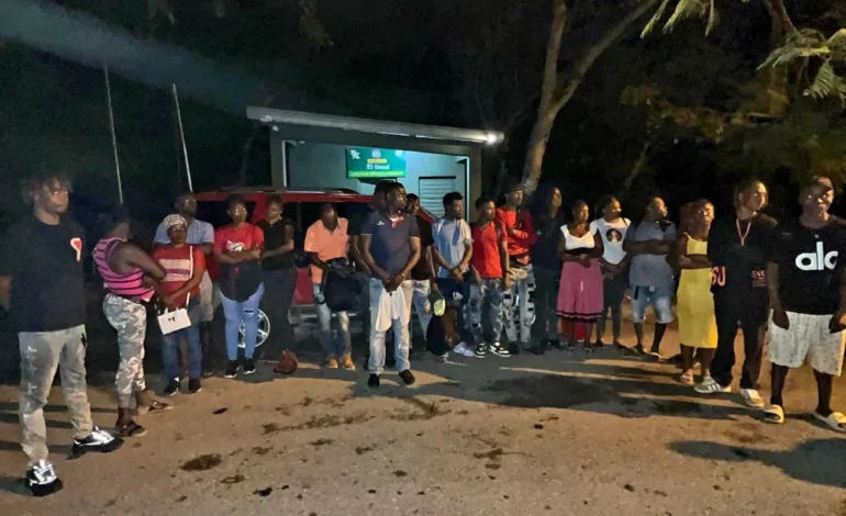 Tras persecución detienen vehículo con 23 indocumentados en Santiago Rodríguez