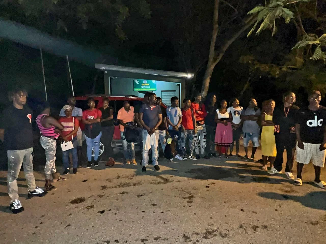 Tras persecución detienen vehículo con 23 indocumentados en Santiago Rodríguez