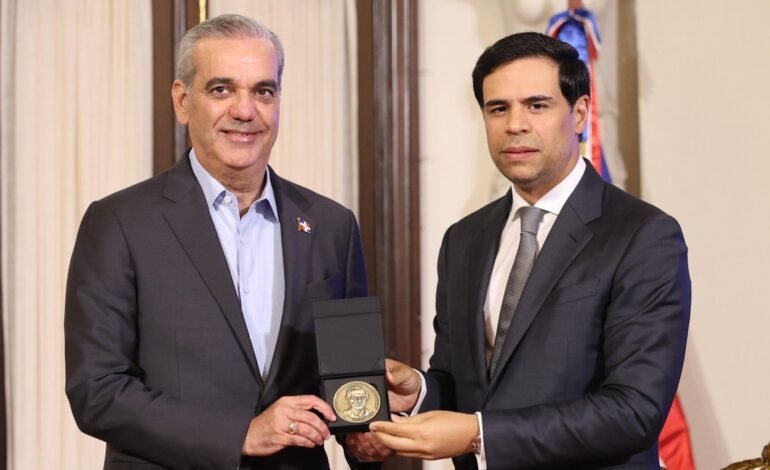 Presidente Abinader otorga condecoración póstuma de la Orden del Mérito de Duarte, Sánchez y Mella en el Grado de Gran Cruz Placa de Oro, al expresidente Ulises Francisco Espaillat