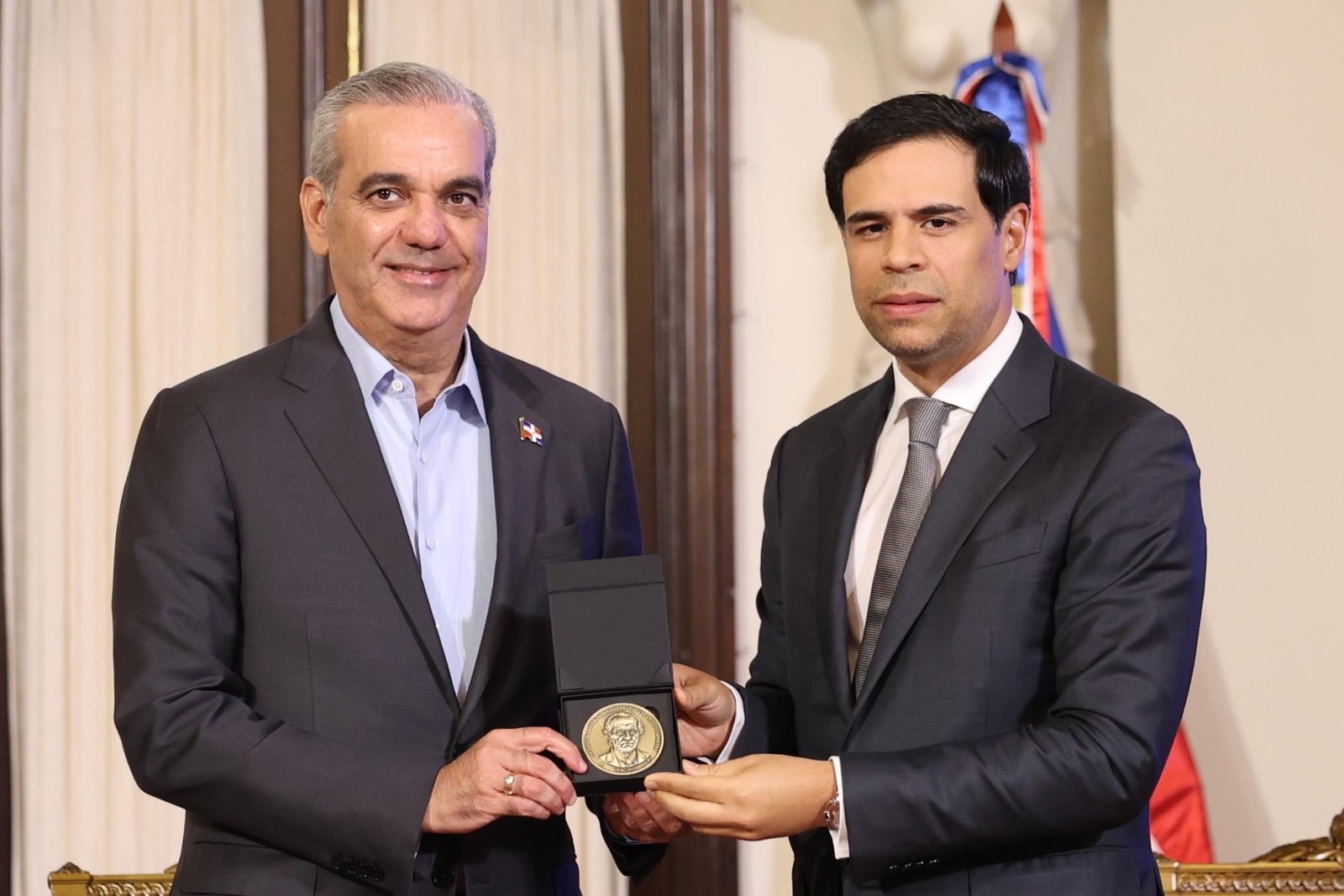 Presidente Abinader otorga condecoración póstuma de la Orden del Mérito de Duarte, Sánchez y Mella en el Grado de Gran Cruz Placa de Oro, al expresidente Ulises Francisco Espaillat
