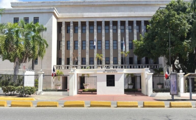 Ministerio de Educación informa suspensión de docencia en provincias en alerta por incidencia de vaguada
