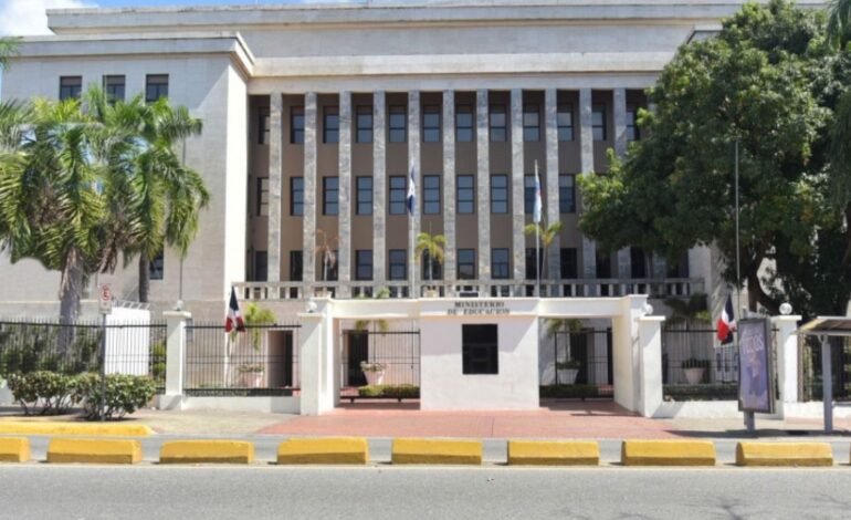Ministerio de Educación insta a tomar medidas de precaución en zonas vulnerables a inundaciones y suspensión focalizada&nbsp;