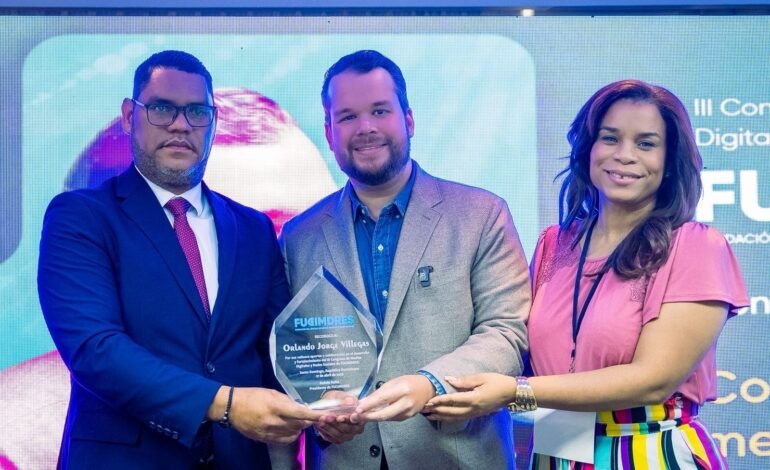 3er Congreso FUCIMDRES reconoce a Orlando Jorge Villegas por su aporte al fortalecimiento de los medios en la era de la inteligencia artificial