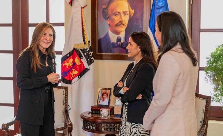 Embajadora Leah Campos y Carolina Mejía tratan temas de interés para RD y EE. UU.