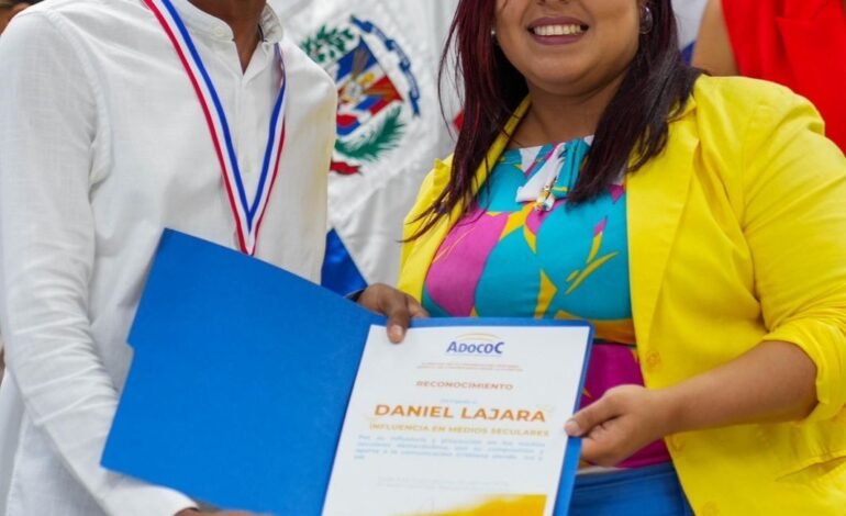 Dániel Lajara es reconocido por ADOCOC por su influencia en medios seculares