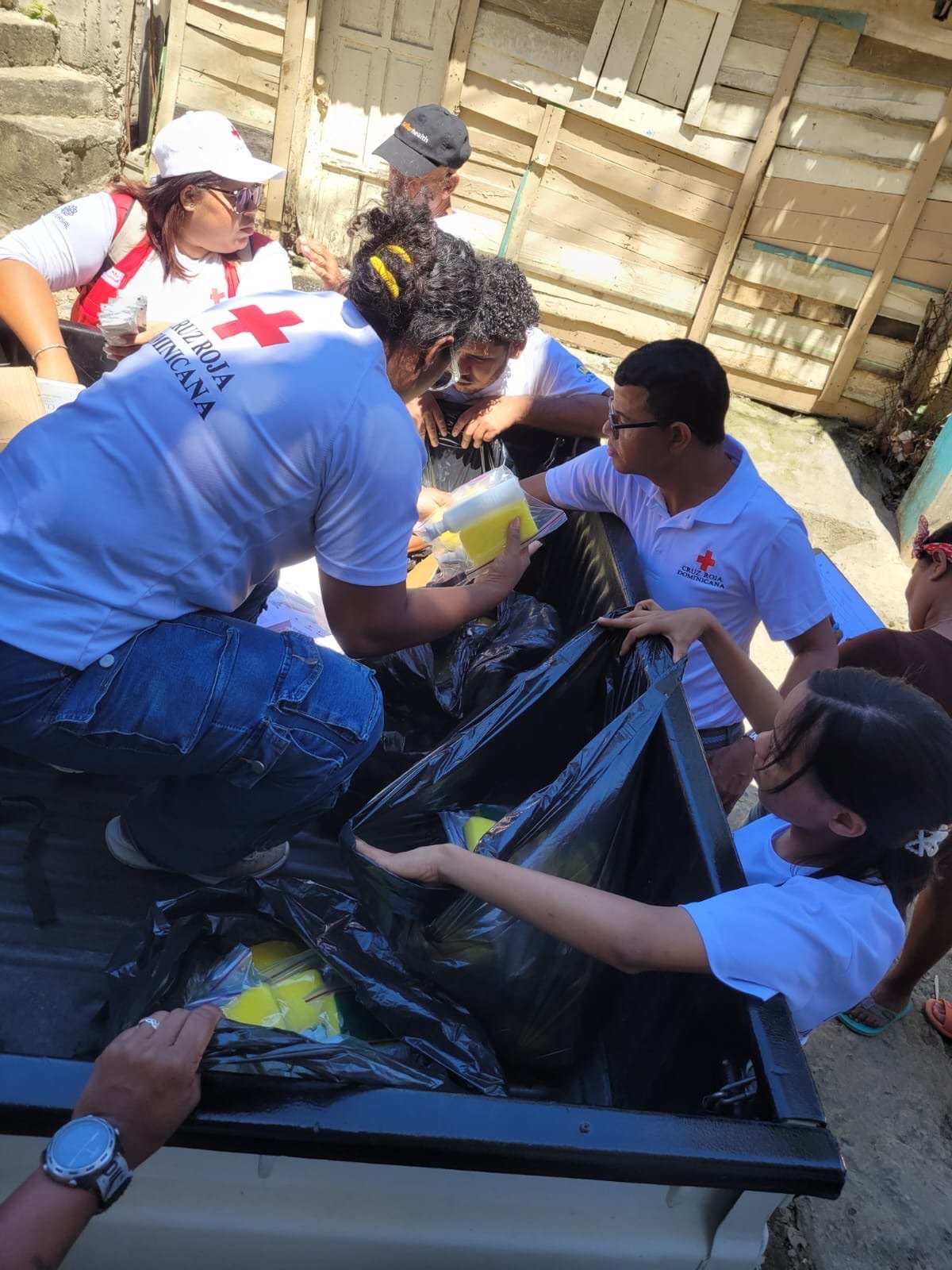 Cruz Roja Santo Domingo Oeste asiste comunidades afectadas por lluvias