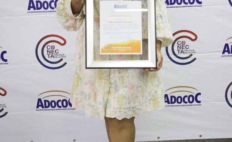Periodista Milagros Méndez es reconocida por ADOCOC filial Santiago