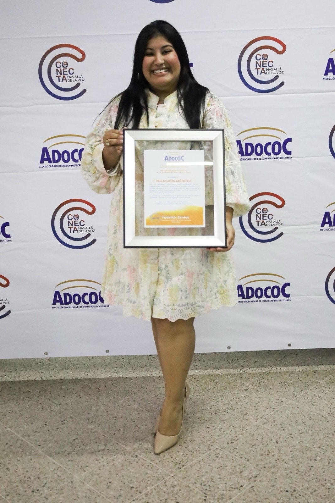 Periodista Milagros Méndez es reconocida por ADOCOC filial Santiago