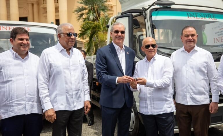 Abinader entrega 25 vehículos al INESPRE para ampliar distribución de alimentos a precios justos