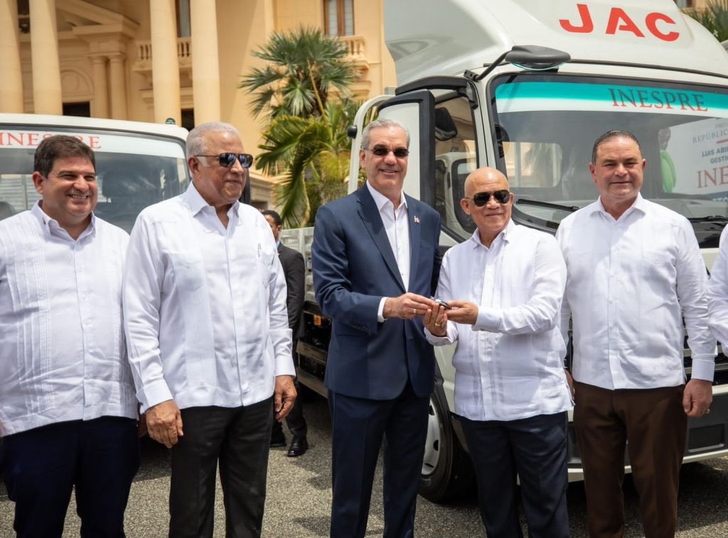 Abinader entrega 25 vehículos al INESPRE para ampliar distribución de alimentos a precios justos