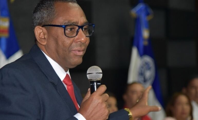 Director de la UASD Recinto Barahona felicita a periodistas por su día