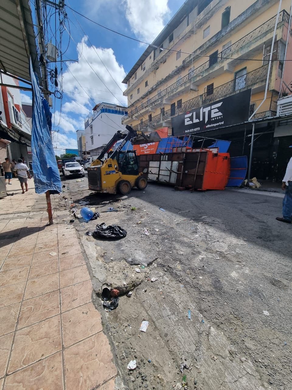 Alcaldía del DN recibe respaldo de asociaciones de buhoneros para recuperar espacios ocupados en las avenidas Duarte y París