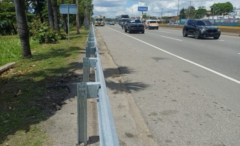 RD Vial instala barandas metálicas en la Autopista Las Américas para reforzar seguridad