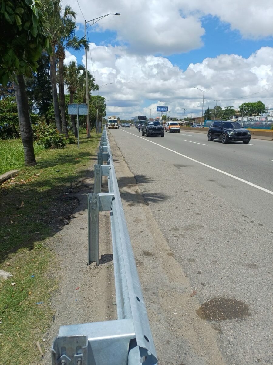 RD Vial instala barandas metálicas en la Autopista Las Américas para reforzar seguridad