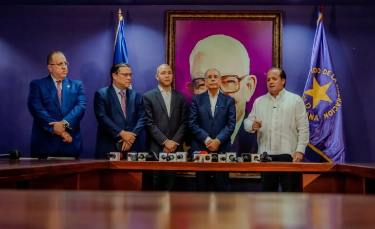 Paliza justifica ajustes en los combustibles tras reunión con Danilo Medina y el PLD