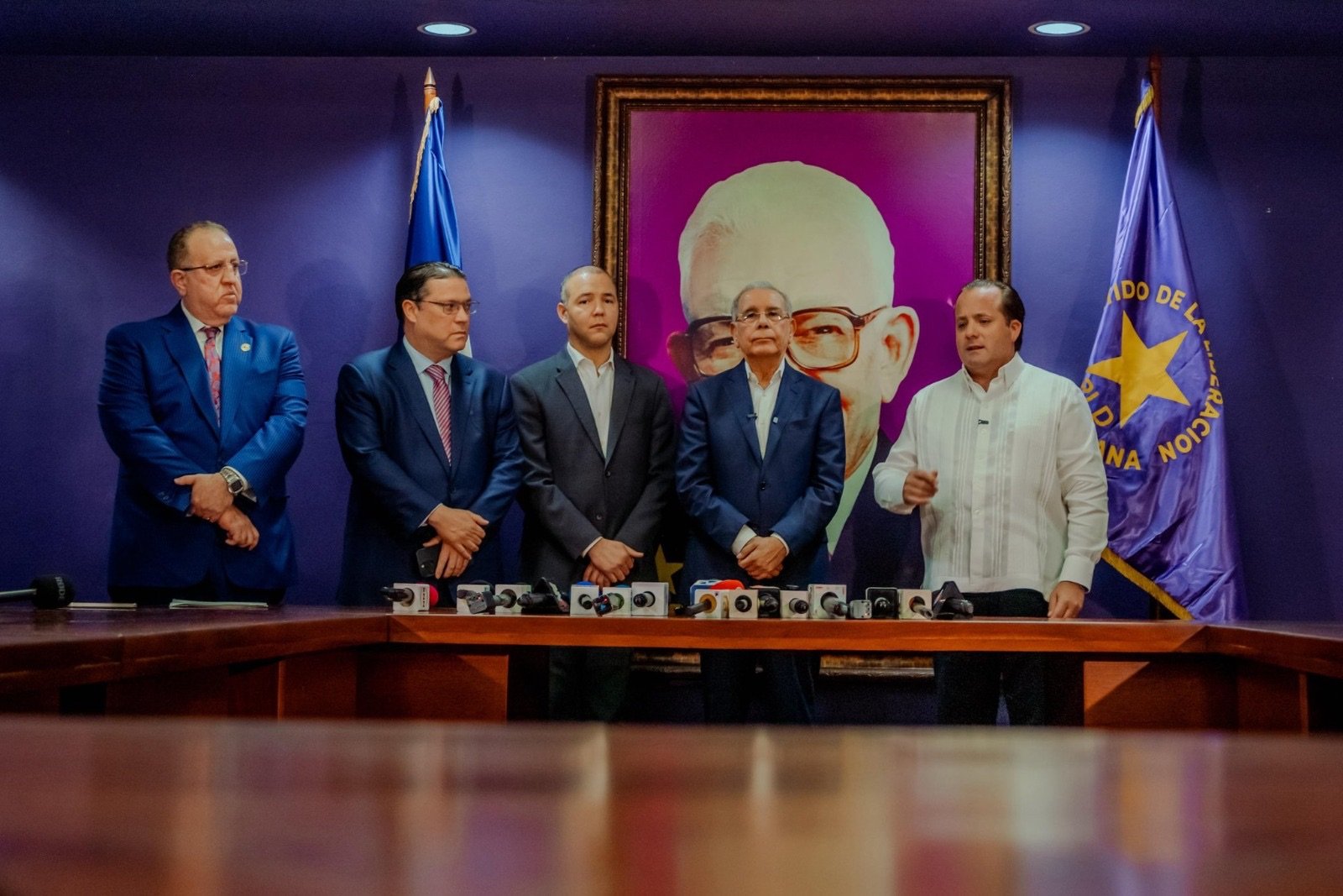 Paliza justifica ajustes en los combustibles tras reunión con Danilo Medina y el PLD