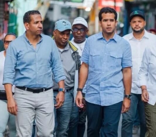 Pedro Jiménez recorre junto al senador Omar Fernández sectores afectados por inundaciones en el Distrito Nacional