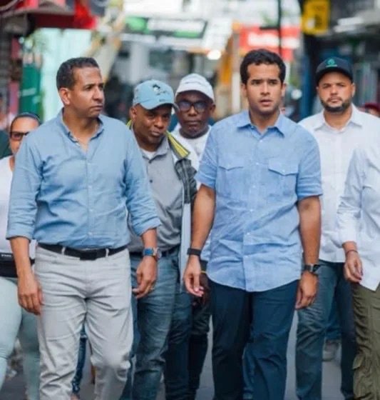 Pedro Jiménez recorre junto al senador Omar Fernández sectores afectados por inundaciones en el Distrito Nacional