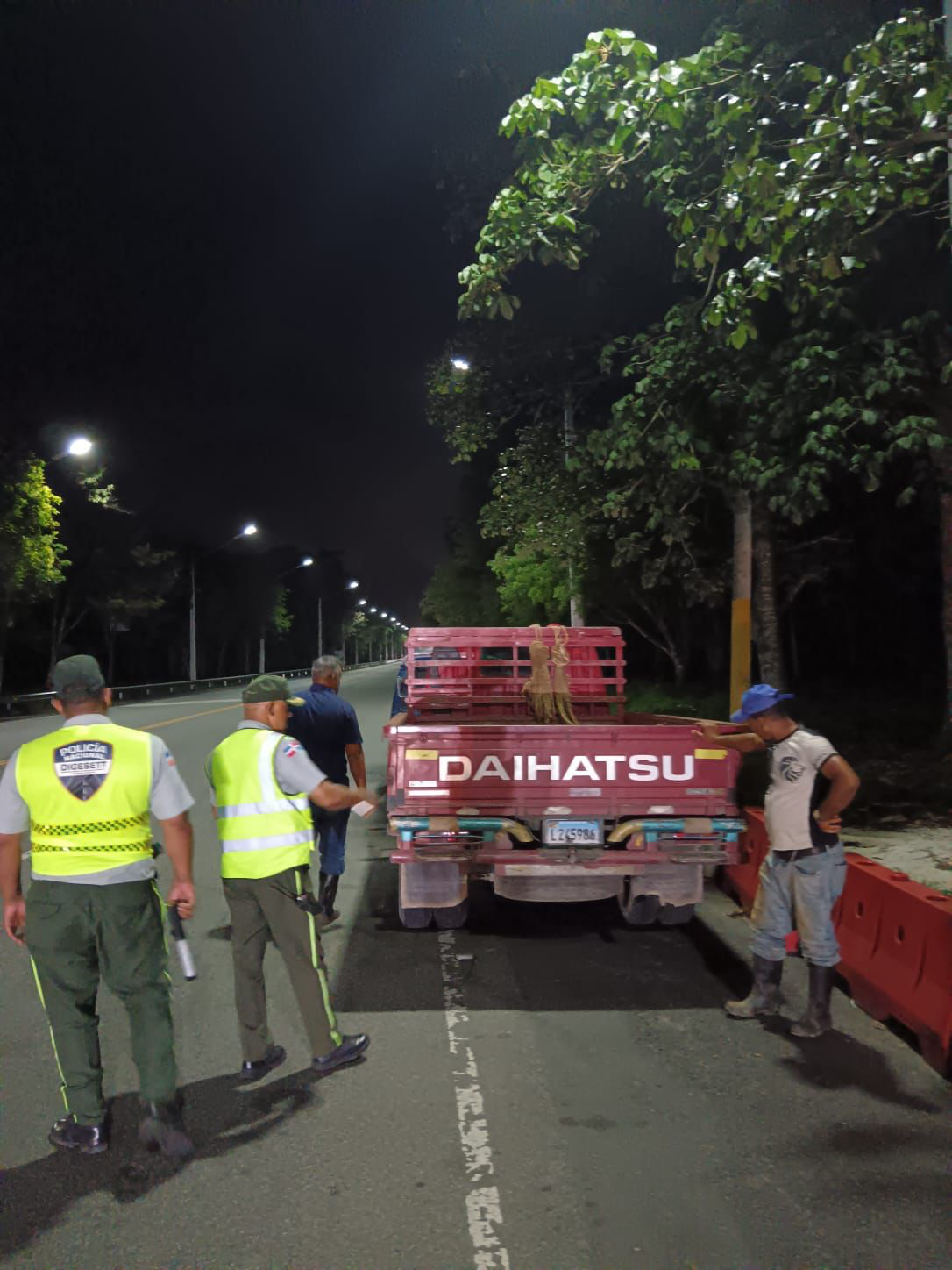 DIGESETT realiza jornada preventiva por uso inadecuado de luces en coordinación con la Policía Preventiva